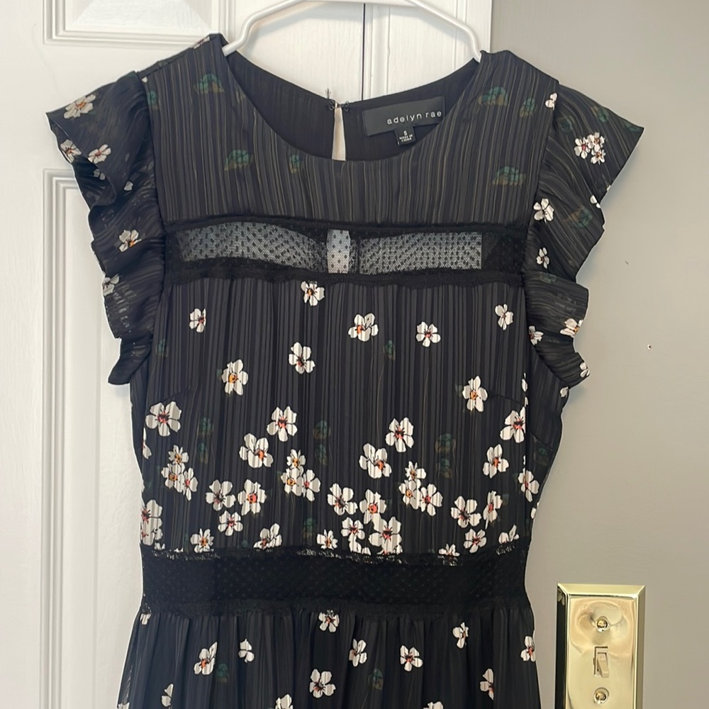 Adelyn Rae Dress. Worn once. Cute ruffle sleeve detail. Slit in upper back.